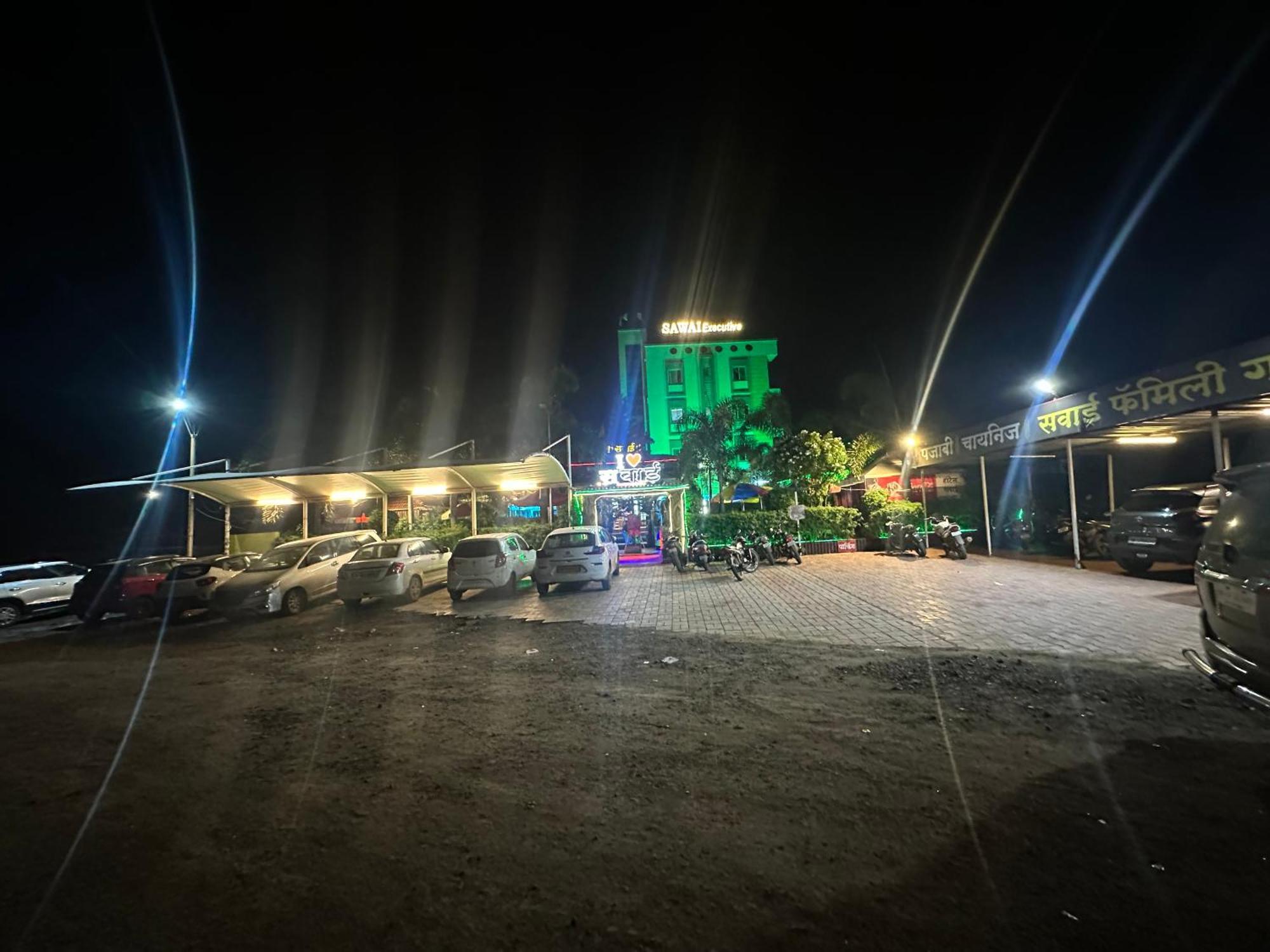 Hotel Sawai Executive Jadhavwadi Kültér fotó