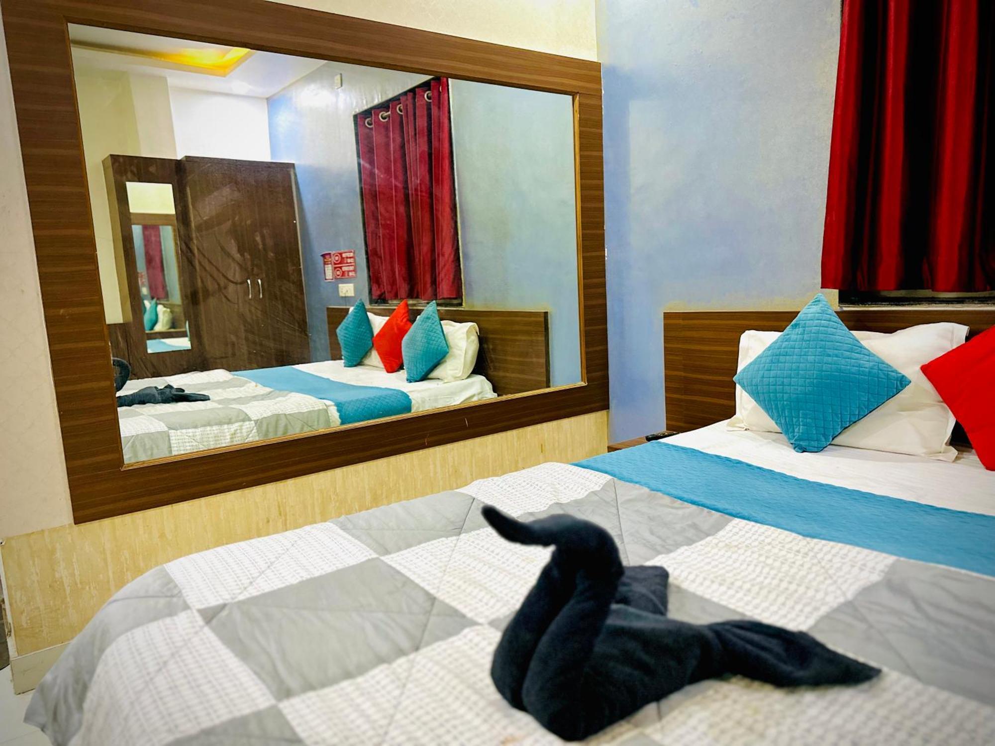 Hotel Sawai Executive Jadhavwadi Kültér fotó