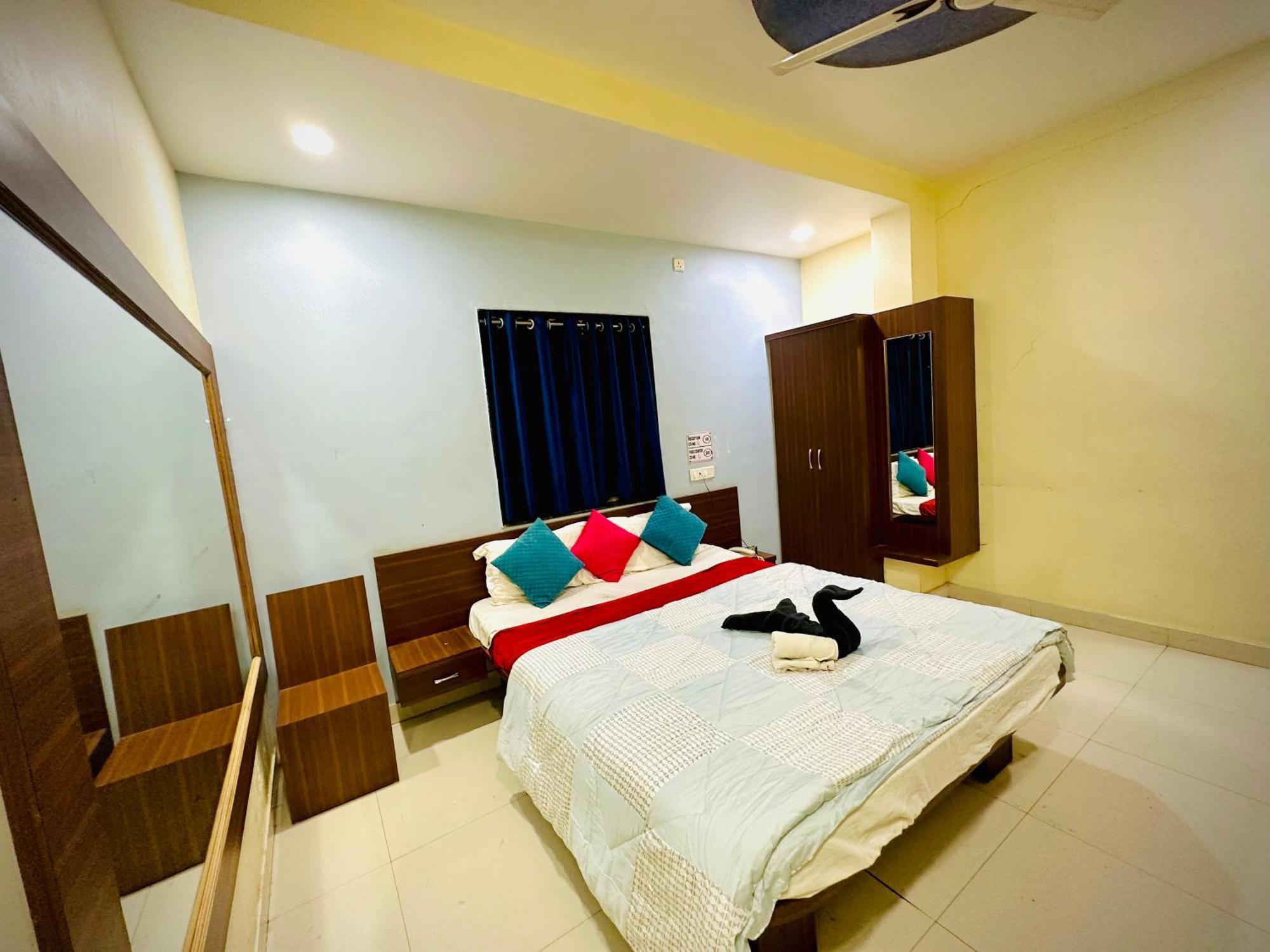 Hotel Sawai Executive Jadhavwadi Kültér fotó