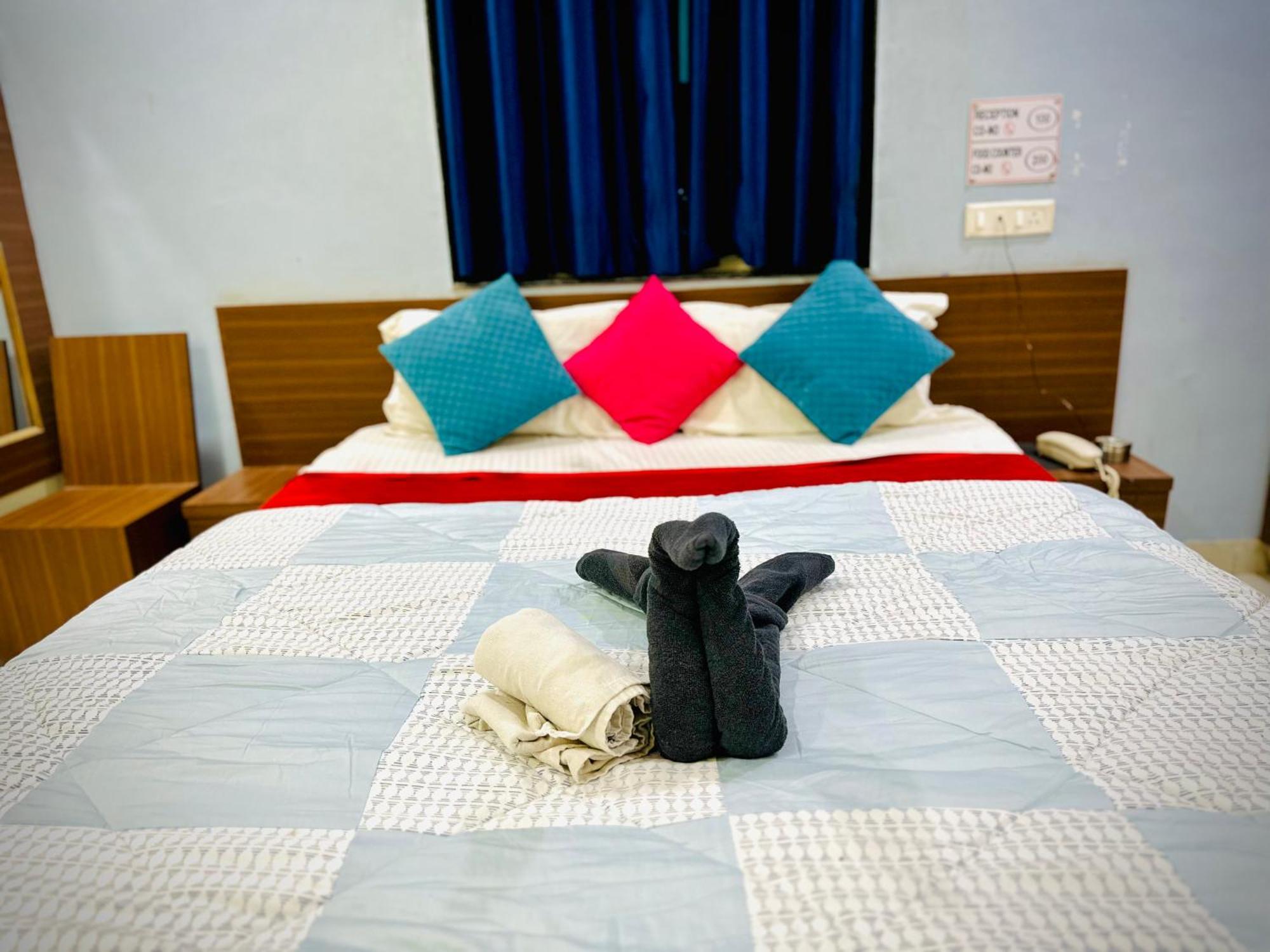 Hotel Sawai Executive Jadhavwadi Kültér fotó