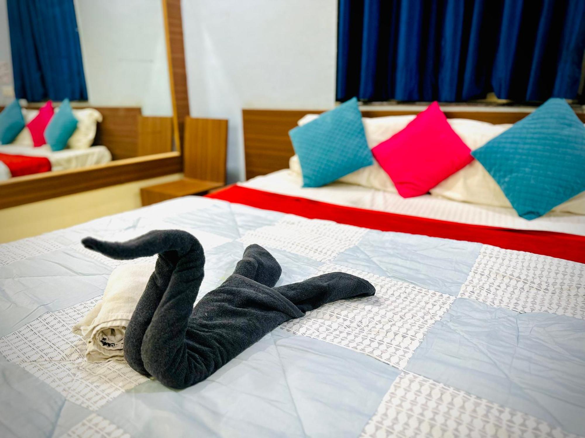 Hotel Sawai Executive Jadhavwadi Kültér fotó