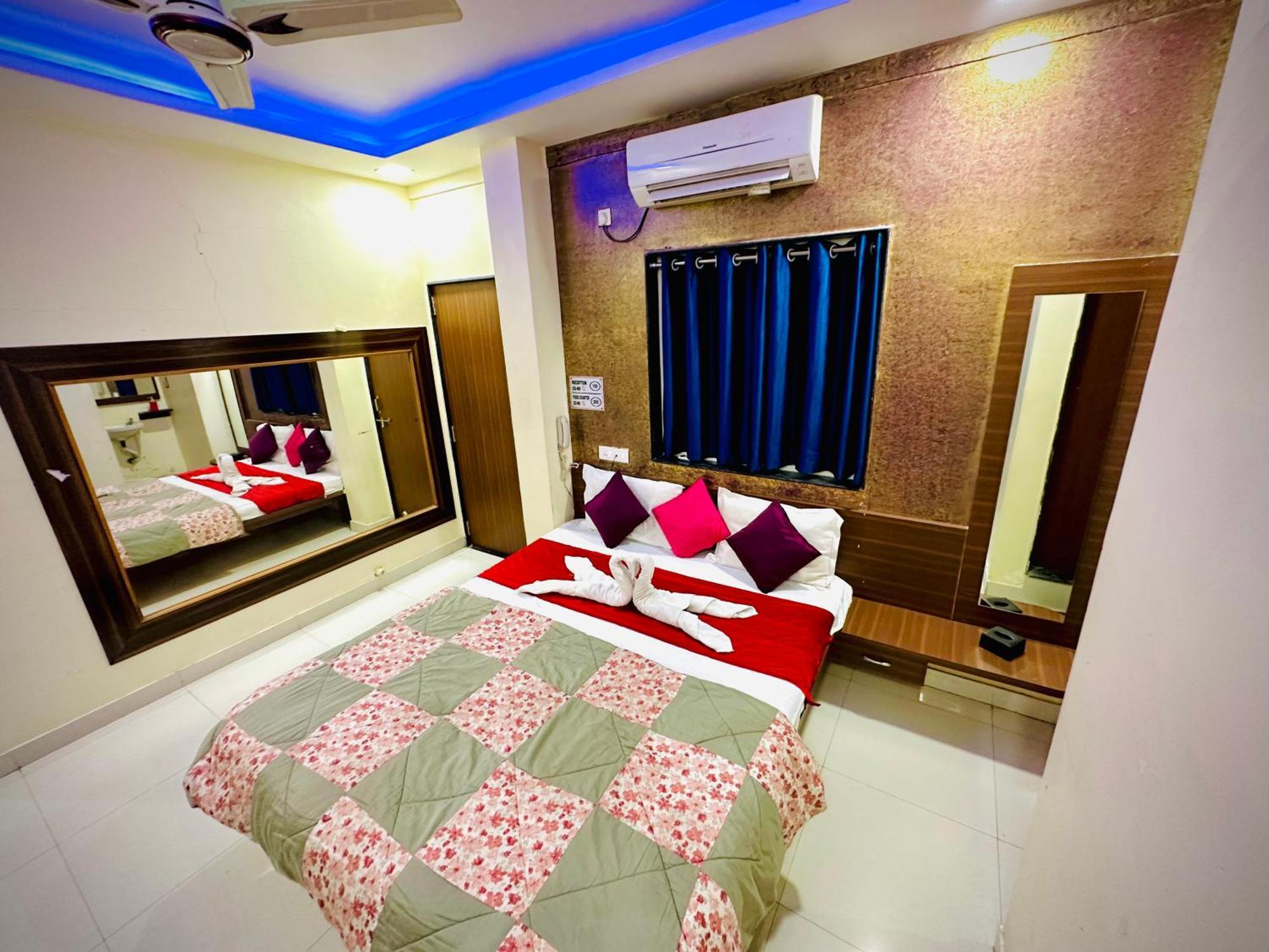 Hotel Sawai Executive Jadhavwadi Kültér fotó