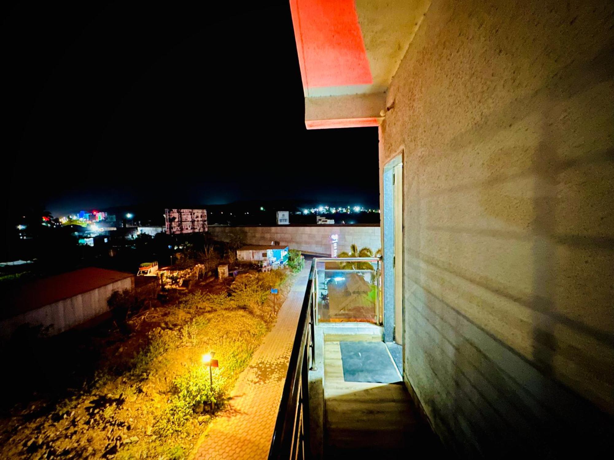 Hotel Sawai Executive Jadhavwadi Kültér fotó