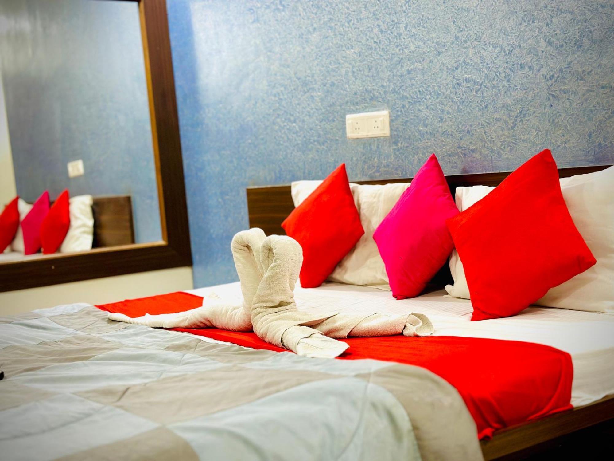 Hotel Sawai Executive Jadhavwadi Kültér fotó