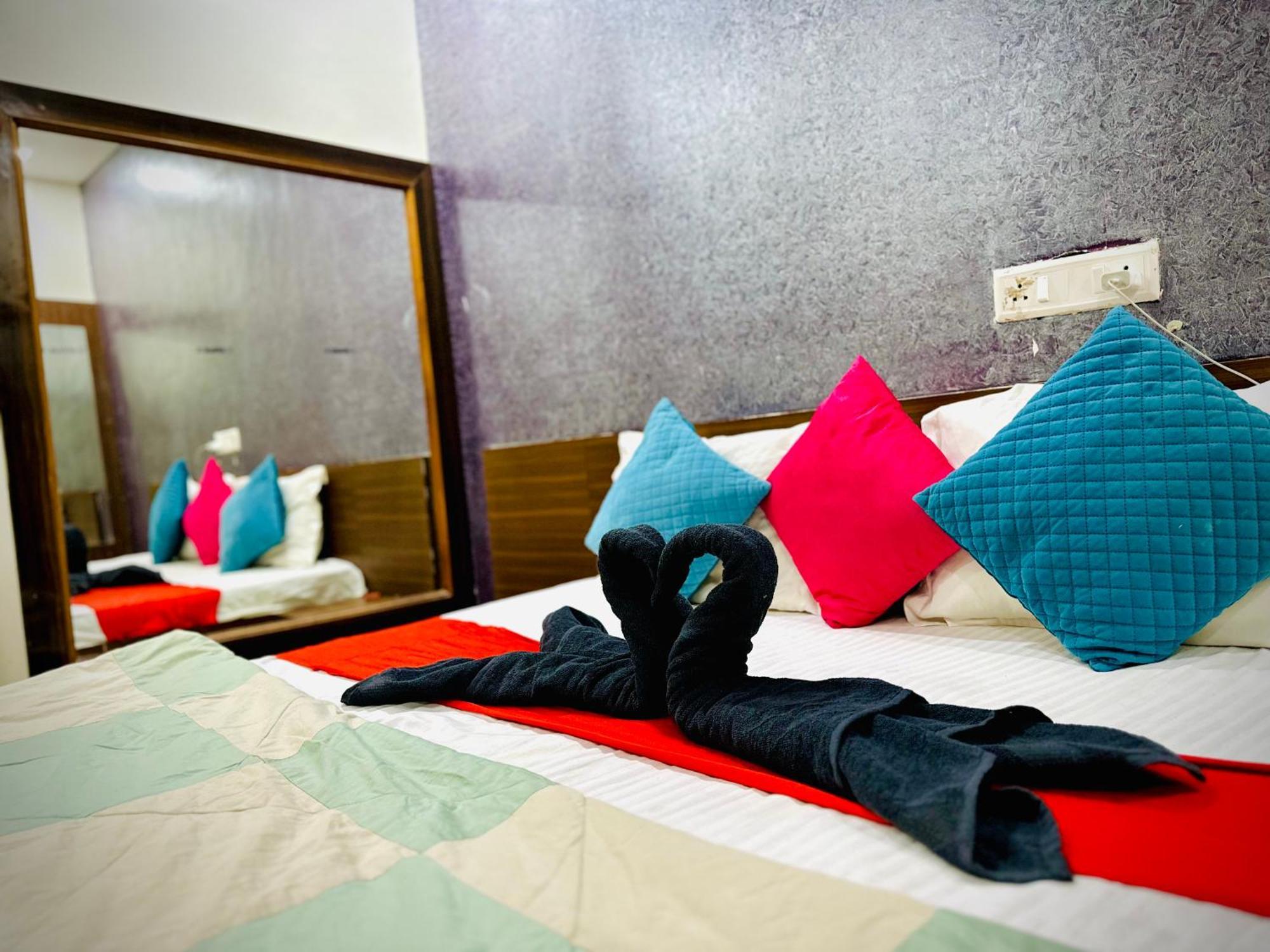 Hotel Sawai Executive Jadhavwadi Kültér fotó