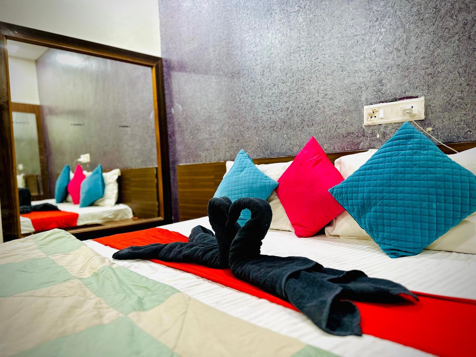 Hotel Sawai Executive Jadhavwadi Kültér fotó